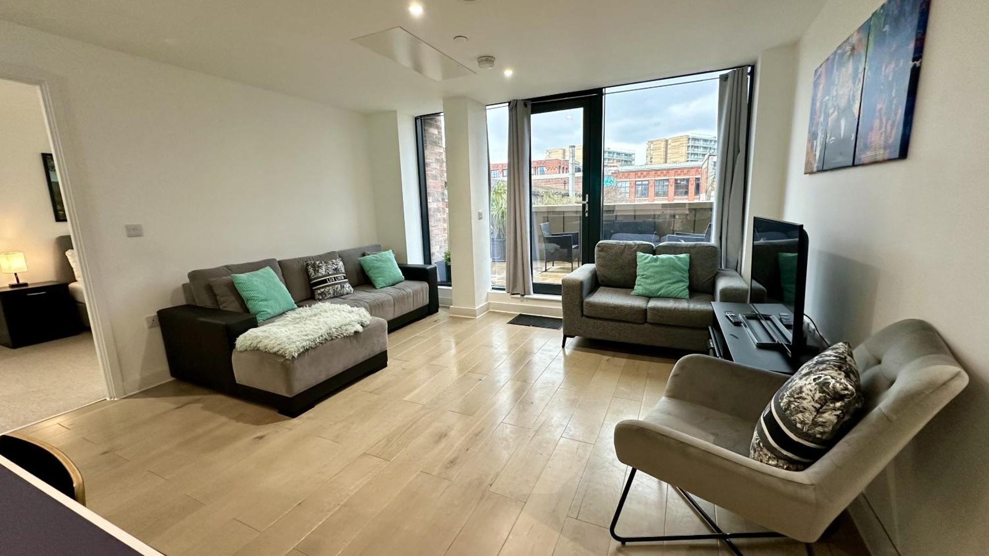 Lux Livin' Apartments - Luxury 2 Bed Apartment With Sky Garden — Photos 1
