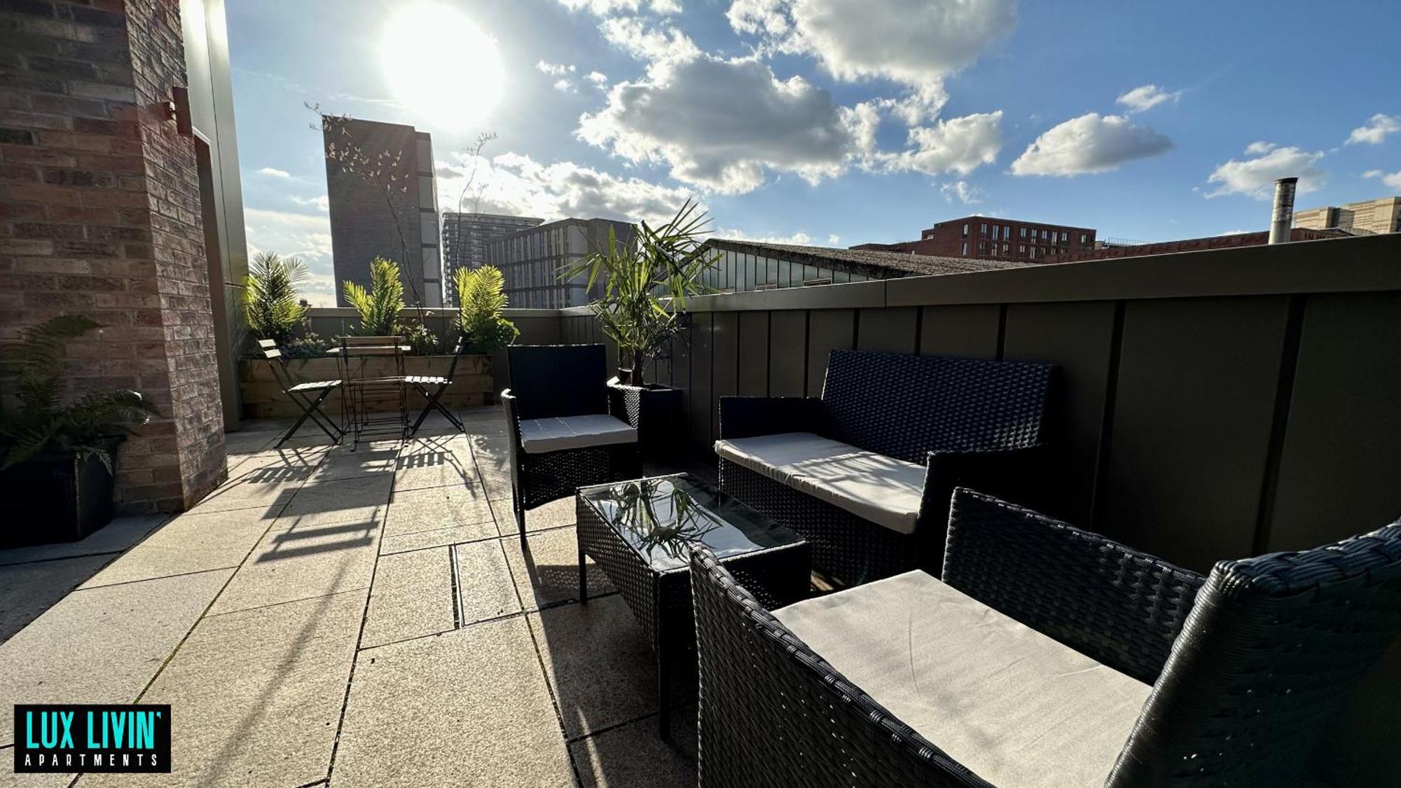 Lux Livin' Apartments - Luxury 2 Bed Apartment With Sky Garden — Photos 2