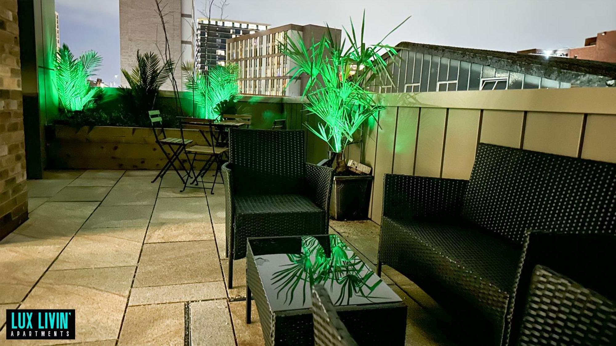 Lux Livin' Apartments - Luxury 2 Bed Apartment With Sky Garden, Manchester