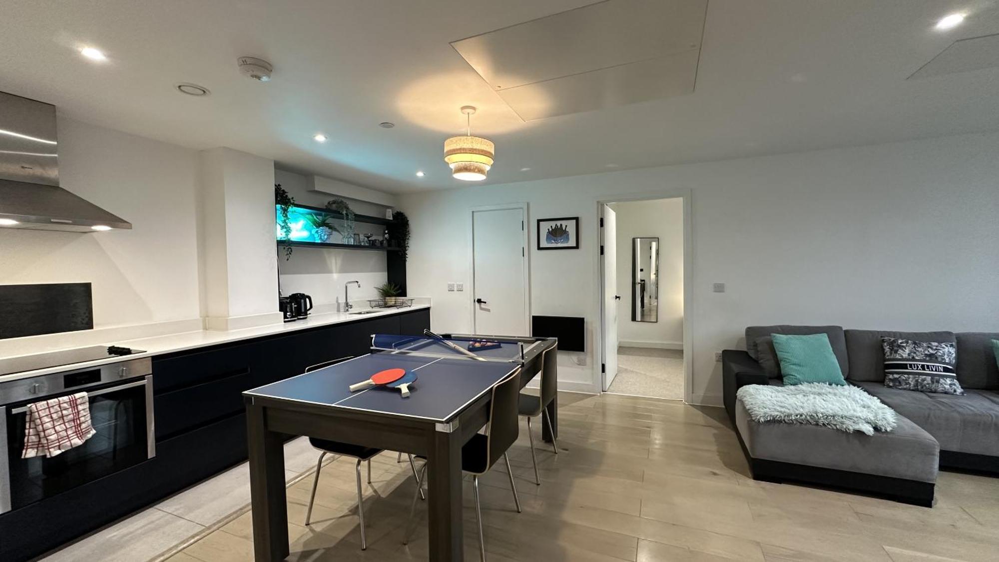 Lux Livin' Apartments - Luxury 2 Bed Apartment With Sky Garden — Photos 3